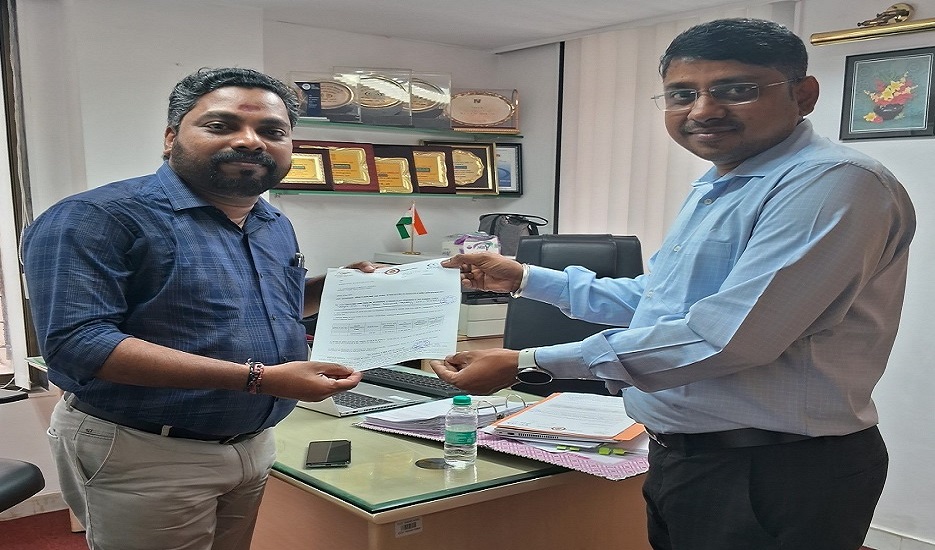 Thane Branch presented a claim cheque of Rs.14,28,244.00 to one of the policy holder - M/S SUPER BOND ADHESIVES PVT LTD.
