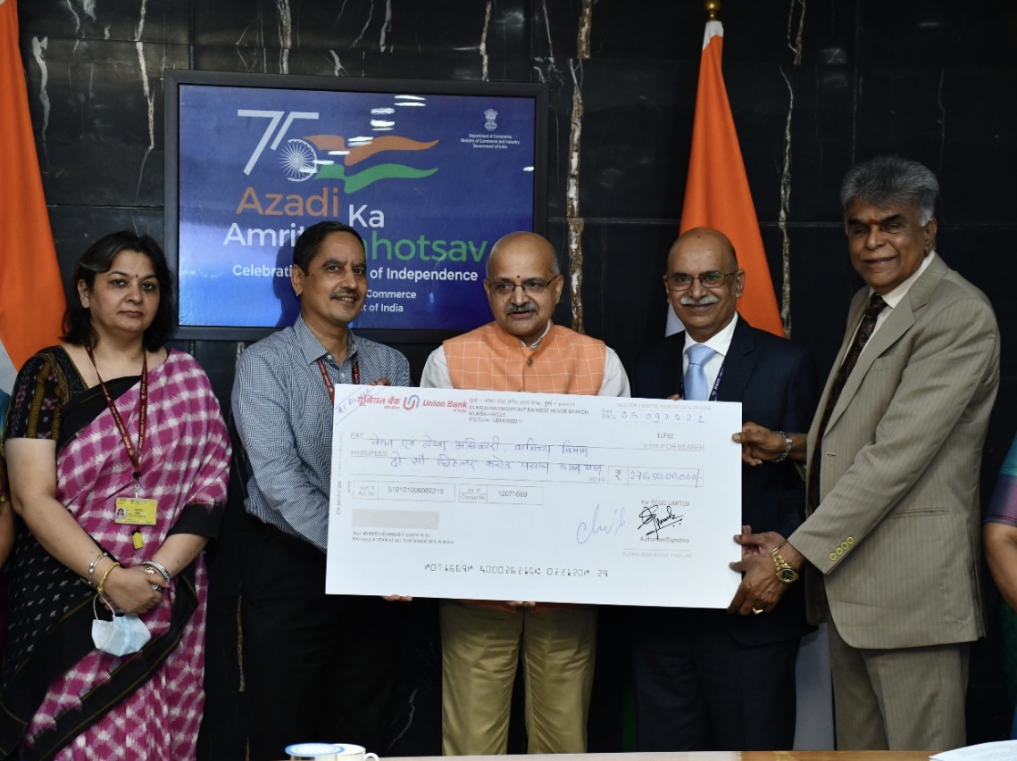 Image for ECGC hands over ₹276.50 crore dividend cheque for FY 2021–22 to Government of India.