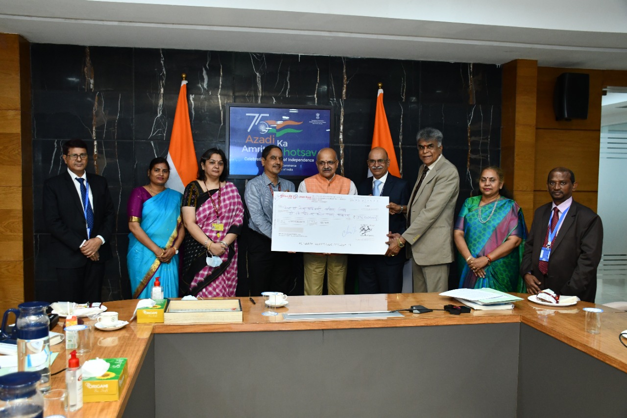 Image for ECGC hands over ₹276.50 crore dividend cheque for FY 2021–22 to Government of India.