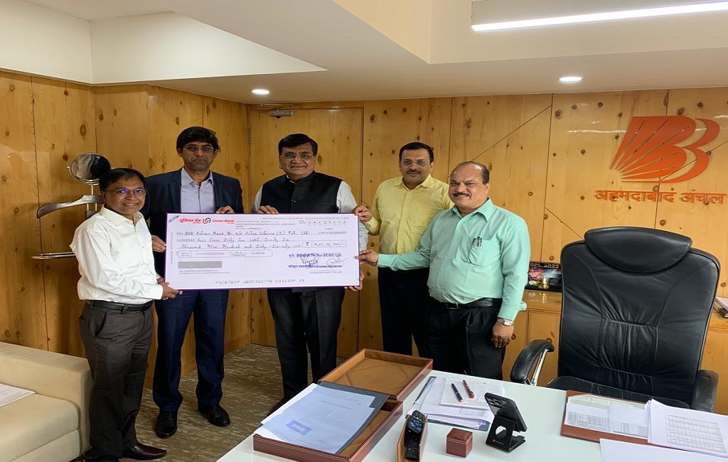 Image of ECGC Ahmedabad Branch handing over a claim cheque to Bank of Baroda official under ECIB WT(PS) scheme.