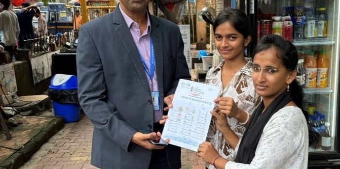 Image for ECGC officials interacting with public in Mumbai during Swachhata Hi Seva 2024 campaign to promote reduced plastic use.