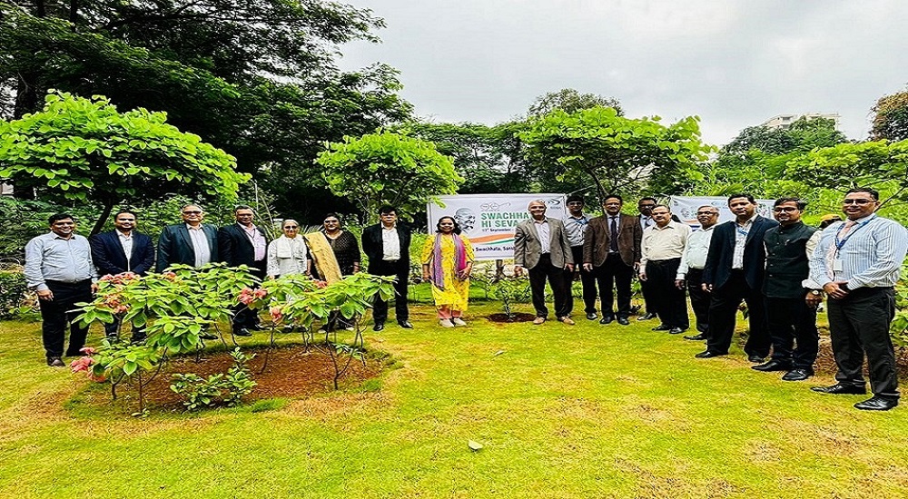 Image for Volunteers planting trees during ‘Ek Ped Maa Ke Naam’ under Swachhata Hi Sewa 2024 Campaign
