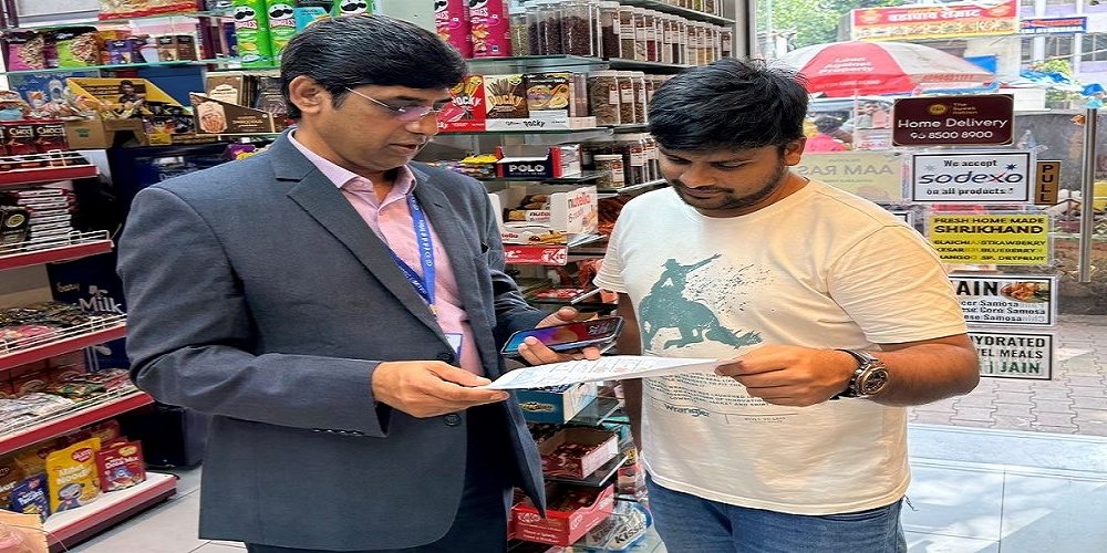 Image for ECGC officials interacting with public in Mumbai during Swachhata Hi Seva 2024 campaign to promote reduced plastic use.