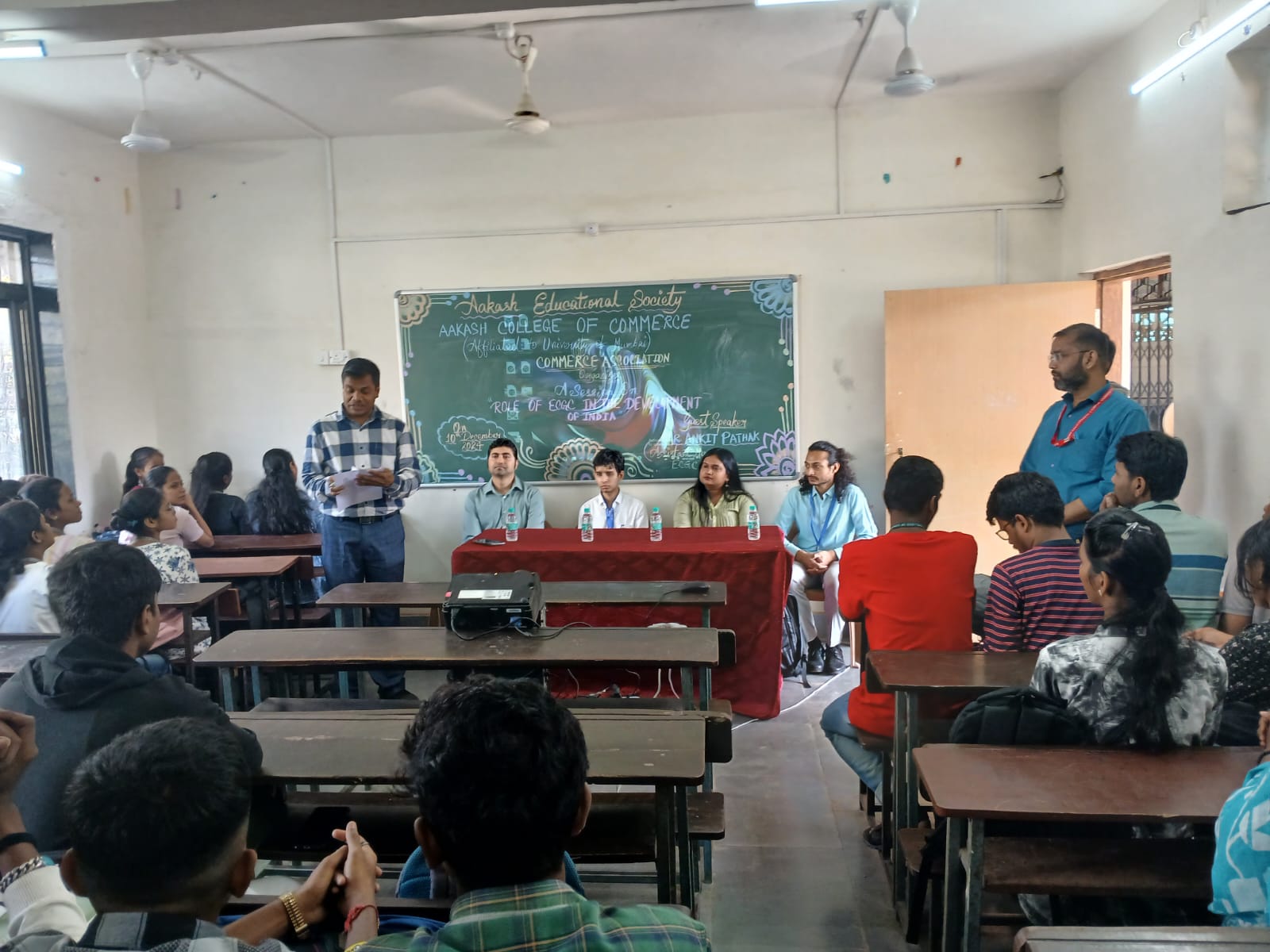 Image for Mr. Ankit Pathak, AM (CUD), engaged with Aakash College of Commerce (Mumbai) students about the export landscape and ECGC's role in protecting Indian exporters/banks.
