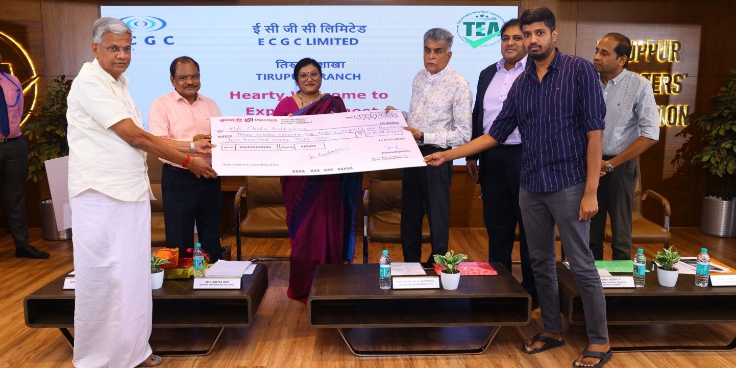 Image for CGC official handing over a cheque to CHOLA KNIT WEAR representative at Tirupur branch.