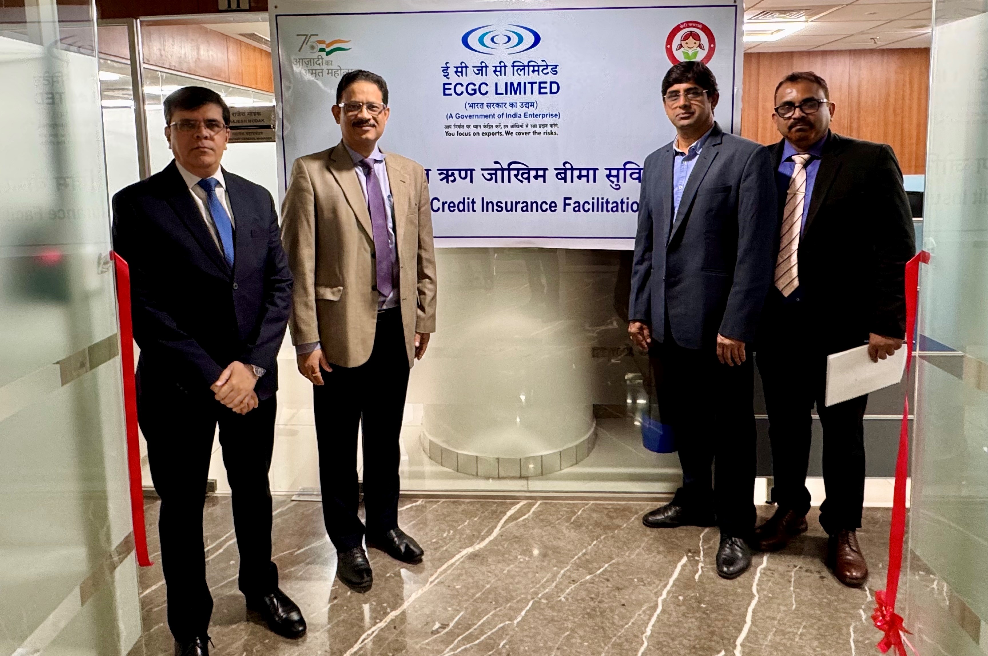 निर्यातकों और बैंकों की सहायता के लिए एक सामान्य सुविधा केंद्र का उद्घाटन श्री सृष्टिराज अम्बष्ठ, ईडी/सीएमडी-अतिरिक्त प्रभार और श्री सुबीर दास, ईडी द्वारा तीसरा माला, ईसीजीसी भवन, मुंबई में किया गया।