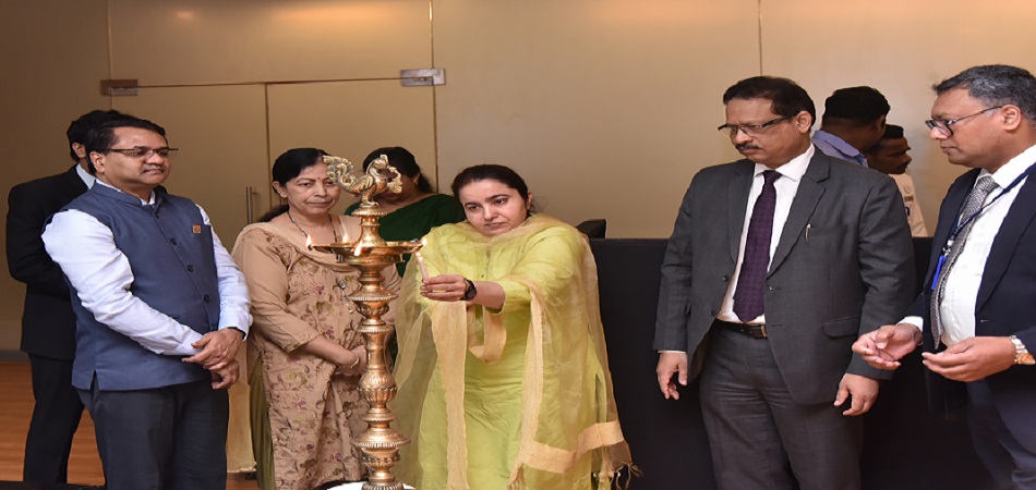 ईसीजीसी लिमिटेड द्वारा श्री सृष्टिराज अम्बष्ठ, का.नि. / अध्यक्ष सह प्रबंध निदेशक (अ. प्रभार) "खान पान की आदतों में परिवर्तन से स्वास्थ्य लाभ" और "वर्तमान भारत में निवेश वातावरण" पर एक सेमिनार का आयोजन किया।