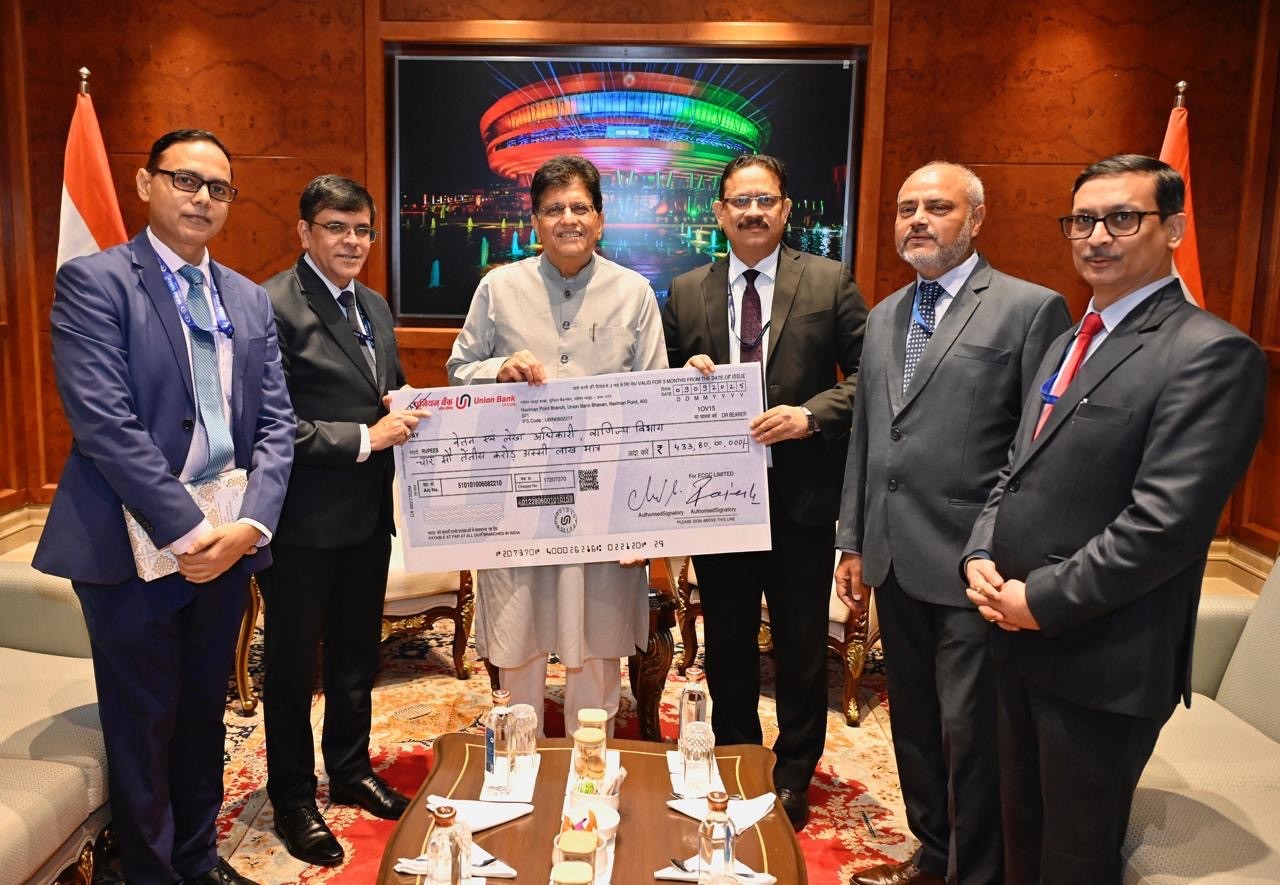ईसीजीसी ने वित्त वर्ष 2024-25 के लिए ₹433.80 करोड़ का लाभांश चेक माननीय केंद्रीय वाणिज्य एवं उद्योग मंत्री श्री पीयूष गोयल को सौंपा। यह चेक श्री सृष्टिराज अंबष्ठ, अध्यक्ष-सह-प्रबंध निदेशक, श्री सुबीर दास, कार्यपालक निदेशक, और श्री आनंद सिंह, मुख्य वित्तीय अधिकारी द्वारा प्रदान किया गया।