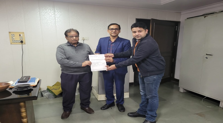 यह तस्वीर मुरादाबाद शाखा द्वारा पॉलिसी धारक M/s अपर इंडिया एक्स्पोर्ट्स को पॉलिसी कवर के अंतर्गत दावा चेक सौंपते हुए दर्शाती है