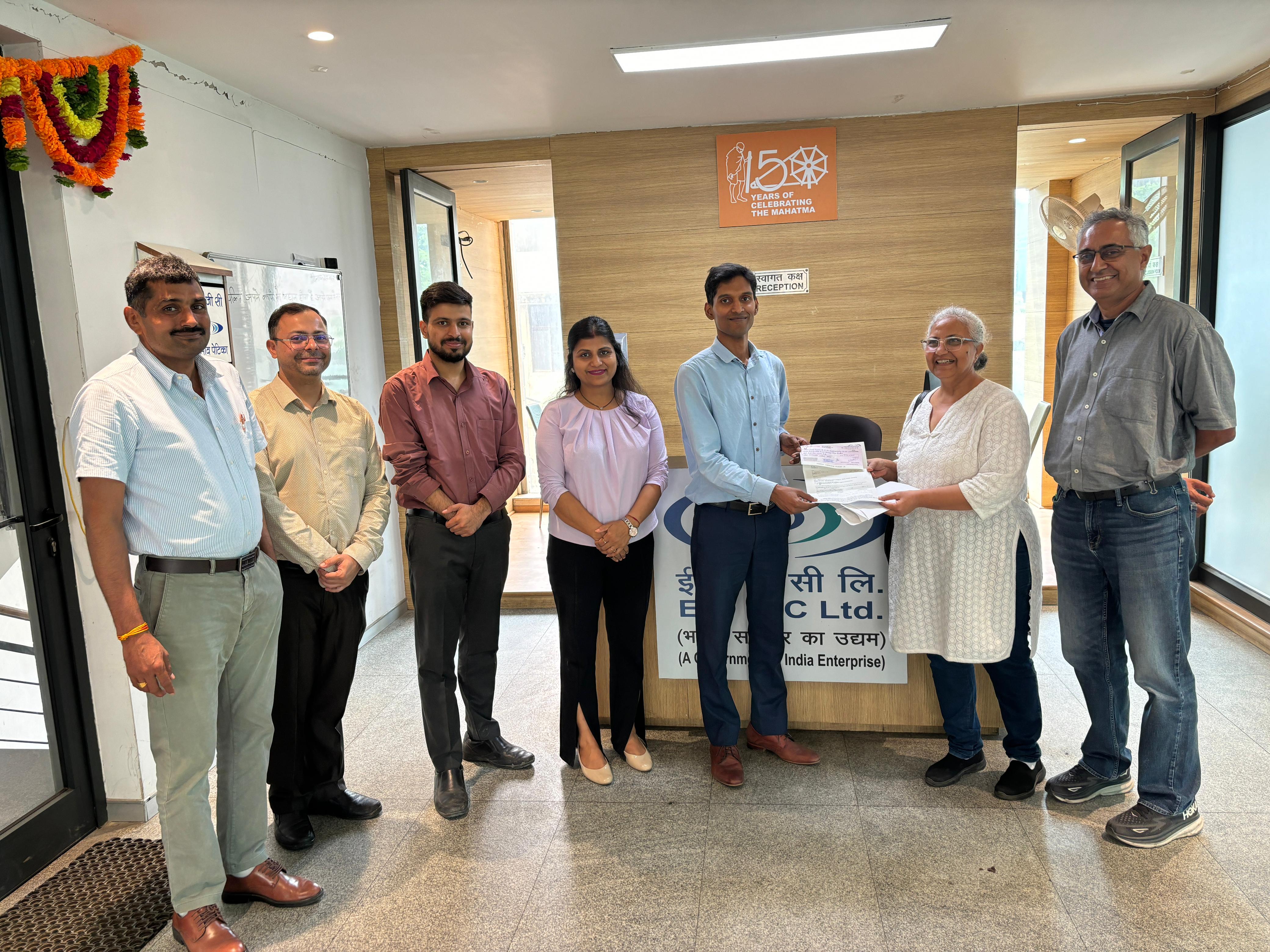 यह तस्वीर गुड़गांव शाखा द्वारा M/s पोर्टआफट्र्स्ट ट्रेडिंग प्राइवेट लिमिटेड की निदेशक सुश्री हरप्रीत साहनी को ₹41,12,365 का दावा चेक सौंपते हुए दर्शाती है