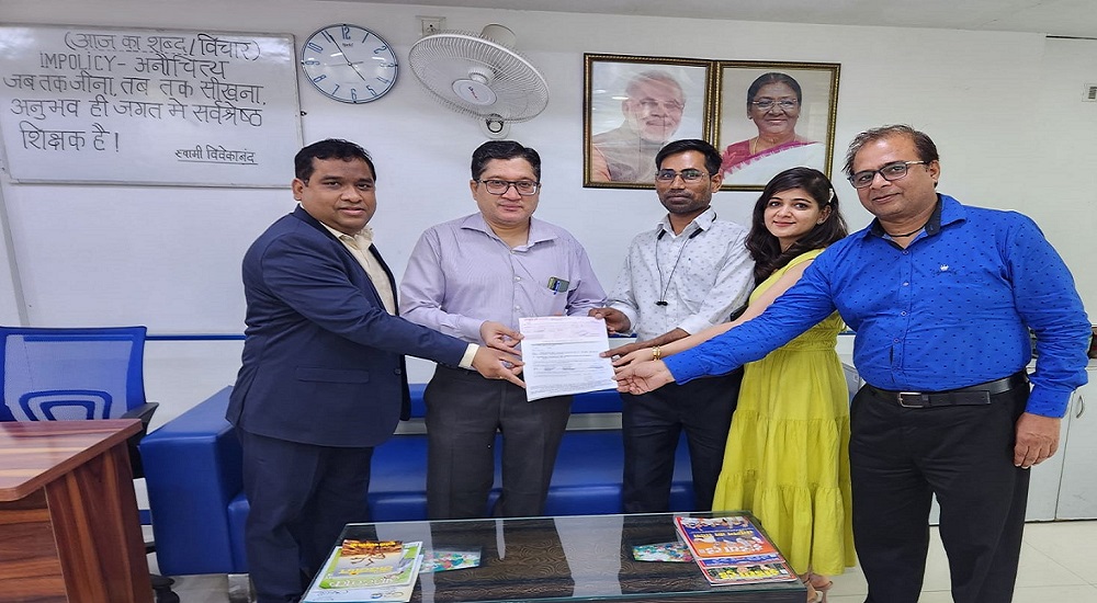 यह तस्वीर पश्चिम दिल्ली शाखा द्वारा 27.06.2024 को पॉलिसीधारक मेसर्स एग्रो एलाइड वेंचर्स प्राइवेट लिमिटेड को ₹1,57,87,044 का दावा चेक सौंपते हुए दर्शाती है