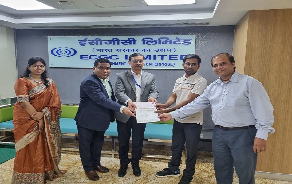 यह तस्वीर ईसीजीसी के 68वें स्थापना दिवस के अवसर पर पश्चिम दिल्ली शाखा द्वारा पॉलिसीधारक मेसर्स एग्रो एलाइड वेंचर्स प्राइवेट लिमिटेड को ₹1,40,01,257 का दावा चेक सौंपते हुए दर्शाती है