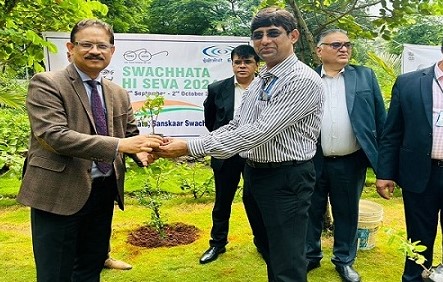 यह तस्वीर ‘एक पेड़ मां के नाम’ पहल के अंतर्गत स्वच्छता ही सेवा 2024 अभियान के तहत चलाए गए पौधारोपण कार्यक्रम को दर्शाती है