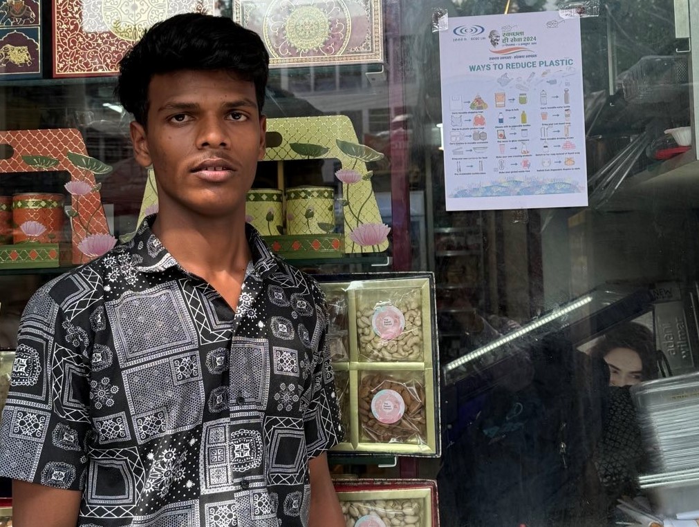 यह तस्वीर स्वच्छता ही सेवा-2024 अभियान के तहत ईसीजीसी अधिकारियों को मुंबई में आम जनता के साथ प्लास्टिक के उपयोग को कम करने और स्वच्छता के महत्व पर चर्चा करते हुए दर्शाती है