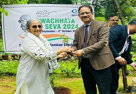 यह तस्वीर ‘एक पेड़ मां के नाम’ पहल के अंतर्गत स्वच्छता ही सेवा 2024 अभियान के तहत चलाए गए पौधारोपण कार्यक्रम को दर्शाती है