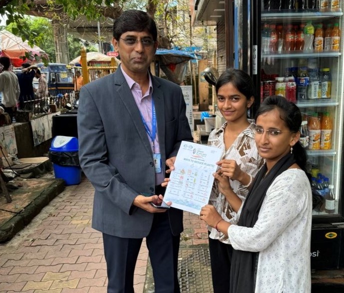 यह तस्वीर स्वच्छता ही सेवा-2024 अभियान के तहत ईसीजीसी अधिकारियों को मुंबई में आम जनता के साथ प्लास्टिक के उपयोग को कम करने और स्वच्छता के महत्व पर चर्चा करते हुए दर्शाती है