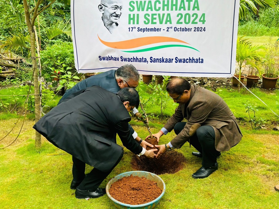 यह तस्वीर ‘एक पेड़ मां के नाम’ पहल के अंतर्गत स्वच्छता ही सेवा 2024 अभियान के तहत चलाए गए पौधारोपण कार्यक्रम को दर्शाती है