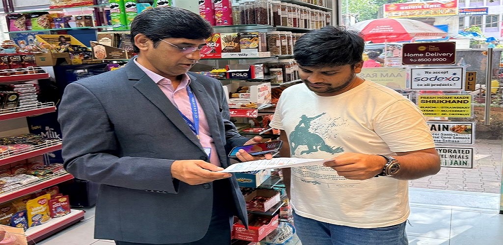 यह तस्वीर स्वच्छता ही सेवा-2024 अभियान के तहत ईसीजीसी अधिकारियों को मुंबई में आम जनता के साथ प्लास्टिक के उपयोग को कम करने और स्वच्छता के महत्व पर चर्चा करते हुए दर्शाती है