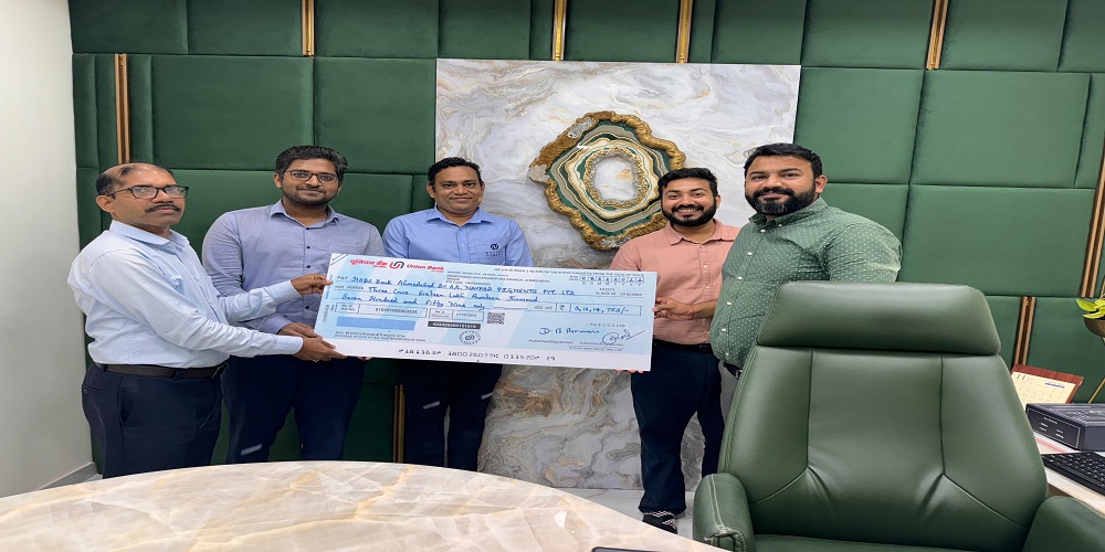यह तस्वीर ईसीजीसी अहमदाबाद शाखा द्वारा एससीआर पॉलिसी के अंतर्गत मैसर्स नवपद पिगमेंट प्राइवेट लिमिटेड को ₹3.16 करोड़ का दावा चेक सौंपते हुए दर्शाती है