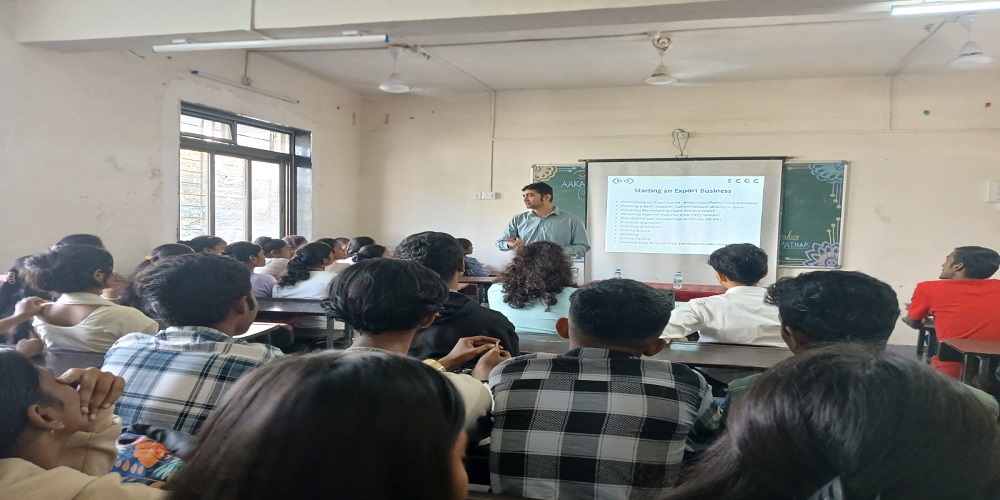 यह तस्वीर श्री अंकित पाठक को आकाश कॉलेज ऑफ कॉमर्स, मुंबई के छात्रों के साथ संवाद करते हुए दर्शाती है