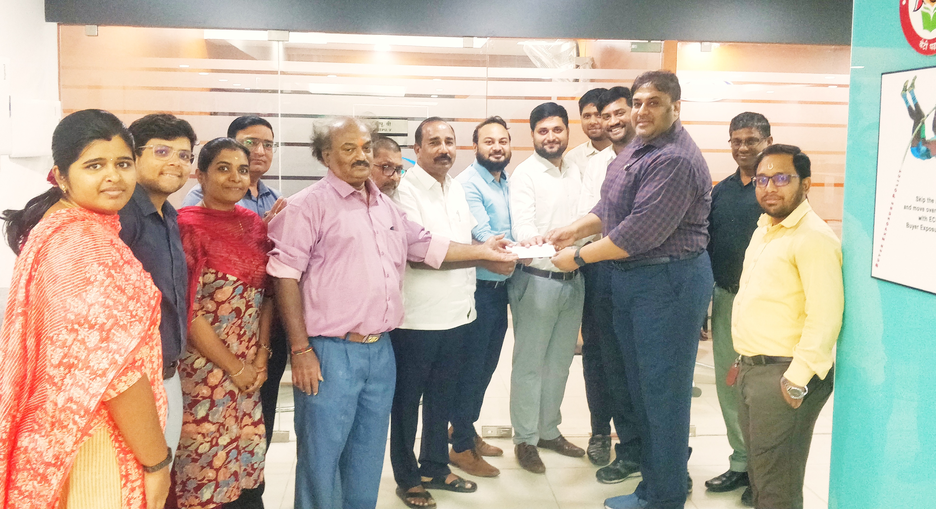 यह तस्वीर ईसीजीसी तिरुपुर शाखा द्वारा पॉलिसीधारक मेसर्स स्लीक फैशन को ₹74.58 लाख का दावा चेक सौंपते हुए दर्शाती है
