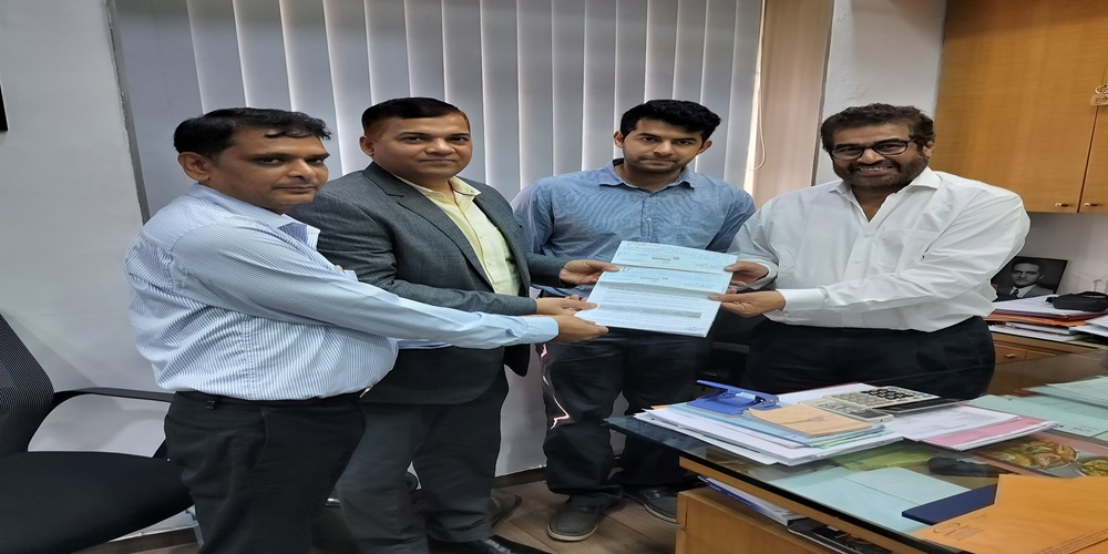 यह तस्वीर 05.02.2025 को नरीमन पॉइंट शाखा द्वारा पॉलिसीधारक मैसर्स नाईक फ्रोज़ेन फूड्स प्राइवेट लिमिटेड को ₹1,40,73,170 का दावा चेक सौंपते हुए दर्शाती है