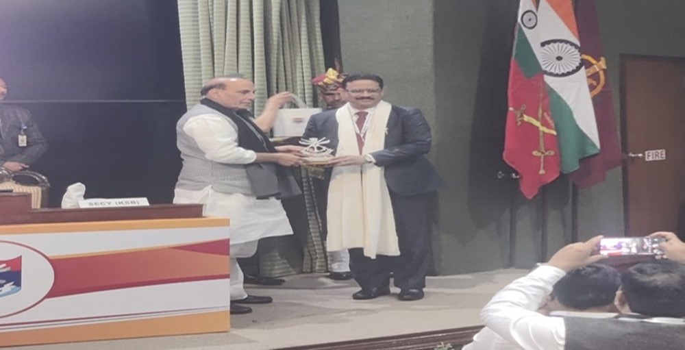 यह तस्वीर छठे सशस्त्र सेना झंडा दिवस कोष सीएसआर सम्मेलन के दौरान माननीय रक्षा मंत्री श्री राजनाथ सिंह द्वारा ईसीजीसी लिमिटेड के अध्यक्ष एवं प्रबंध निदेशक श्री सृष्टिराज अम्बष्ठ को सम्मानित करते हुए दर्शाती है