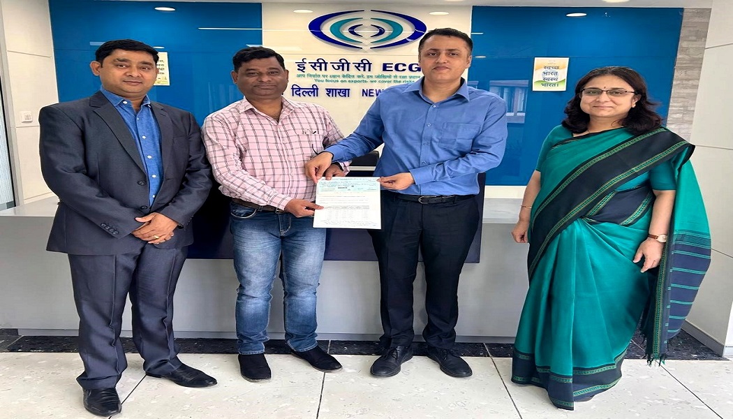 यह तस्वीर क्रेता मेसर्स एक्सप्रेस एलएलसी यूएसए के दिवालियापन के कारण हुए नुकसान के लिए मेसर्स मैट्रिक्स क्लोथिंग प्राइवेट लिमिटेड को ₹10,72,69,146 का दावा चेक सौंपते हुए दर्शाती है