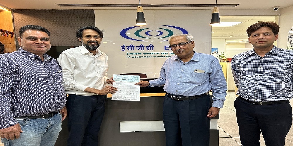 यह तस्वीर नोएडा शाखा द्वारा एसटी पॉलिसी के अंतर्गत मेसर्स फैबस्ट्रैक्ट क्लोथिंग प्राइवेट लिमिटेड को ₹39,77,696 का दावा चेक सौंपते हुए दर्शाती है