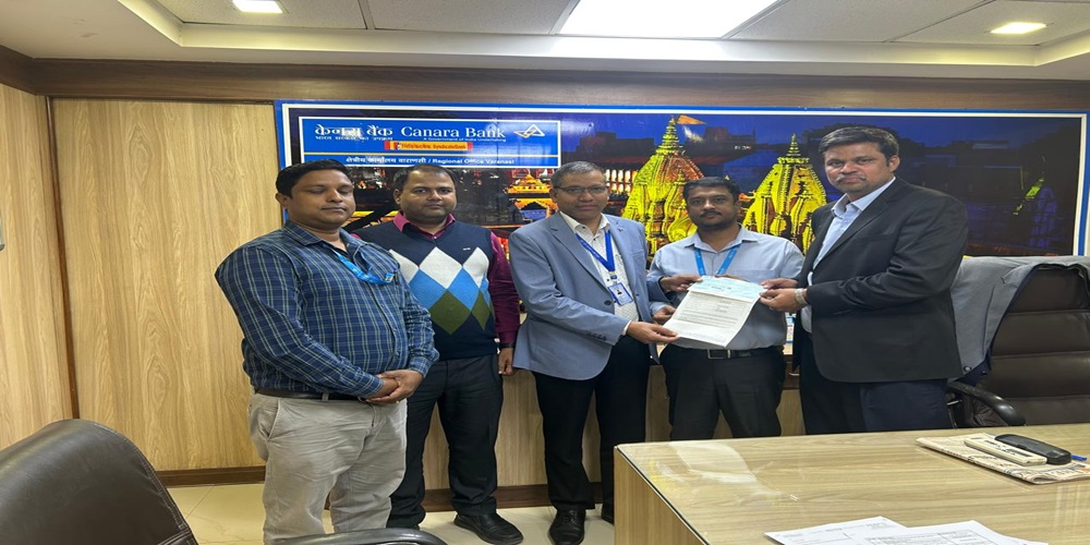 यह तस्वीर ईसीजीसी द्वारा केनरा बैंक, महमूरगंज को मेसर्स समारा कार्पेट्स प्राइवेट लिमिटेड के खाते पर ₹2,02,12,613.00 का दावा चेक सौंपते हुए दर्शाती है, जिसमें बैंक और ईसीजीसी के अधिकारी उपस्थित हैं