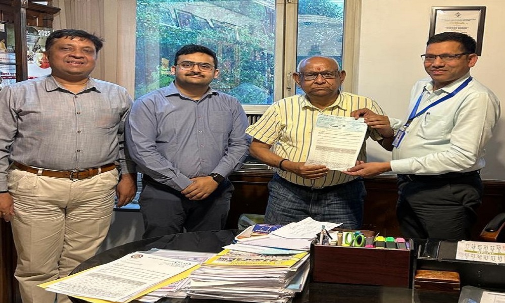 यह तस्वीर ईसीजीसी वाराणसी शाखा द्वारा मेसर्स बनारस बीड्स लिमिटेड को ₹1,32,72,004.00 का दावा चेक सौंपते हुए दर्शाती है