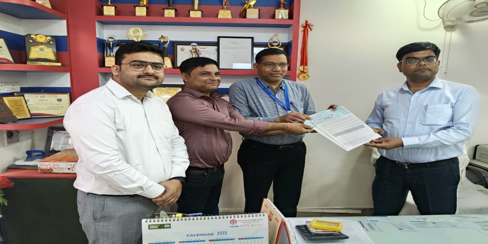 यह तस्वीर ईसीजीसी वाराणसी शाखा द्वारा मेसर्स चैम्पो कार्पेट्स को ₹1,17,31,364.00 का दावा चेक सौंपते हुए दर्शाती है