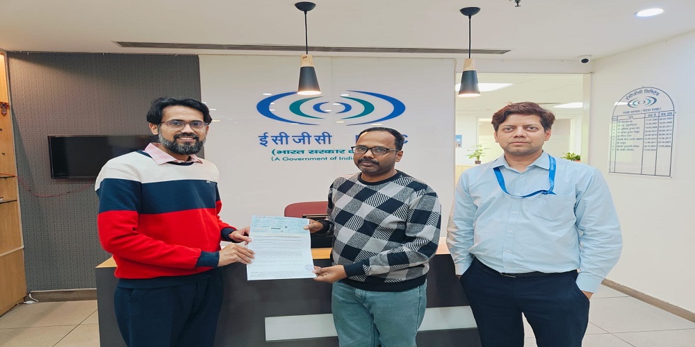 यह तस्वीर नोएडा शाखा द्वारा एसटी पॉलिसी के अंतर्गत मेसर्स ईस्टर्न हेरिटेज को ₹41,75,768 का दावा चेक सौंपते हुए दर्शाती है