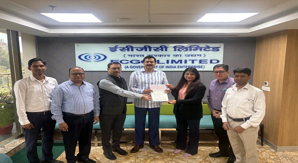 यह तस्वीर गुड़गांव शाखा द्वारा M/s. मोडेलेमा एक्सपोर्ट्स प्राइवेट लिमिटेड के निर्देशक श्री अरविन्द राय और महाप्रबंधक (वित्त) श्री शैलेन्द्र श्रीवास्तव को ₹6,45,73,323.00 का क्लेम चेक सौंपते हुए दर्शाती है