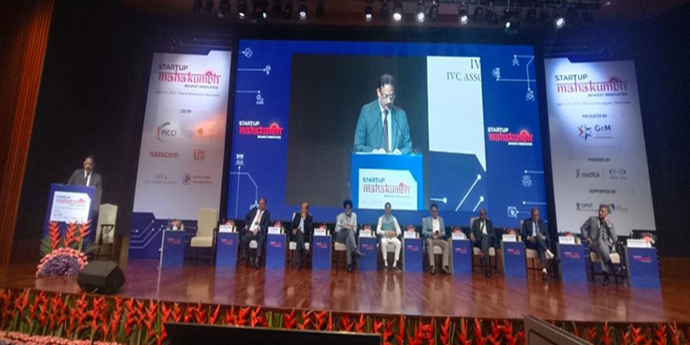 यह तस्वीर भारत मंडपम, नई दिल्ली में आयोजित स्टार्टअप महाकुंभ 2025 में श्री सृष्टिराज अम्बष्ठ, सीएमडी, ईसीजीसी लिमिटेड को स्टार्टअप्स, निवेशकों और इनक्यूबेटरों की सभा को संबोधित करते हुए दर्शाती है