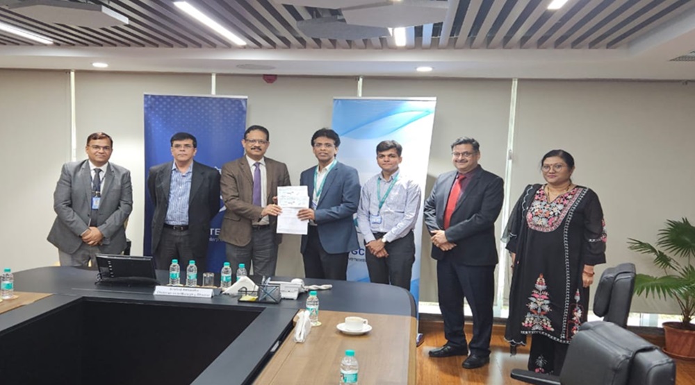 यह तस्वीर 31 मार्च 2025 को ईसीजीसी द्वारा मेसर्स अपार इंडस्ट्रीज लिमिटेड को ₹10.13 करोड़ रुपये का दावा चेक सौंपते हुए दर्शाती है