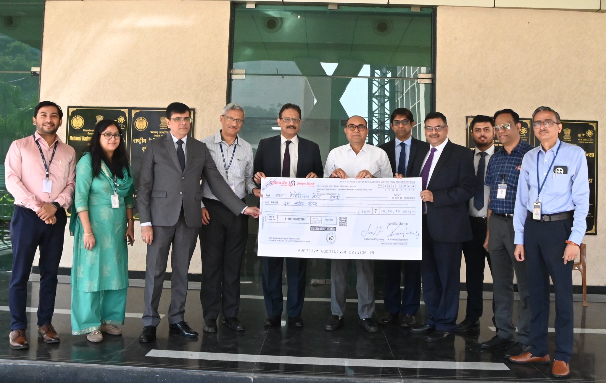 श्री सृष्टिराज अम्बष्ठ, सीएमडी, ईसीजीसी लिमिटेड और श्री सुबीर दास कार्यपालक निदेशक, ईसीजीसी लिमिटेड एसीटीआरईसी, खारघर के निदेशक डॉ. पंकज चतुर्वेदी को 10 करोड़ रुपये का चेक सौंपा